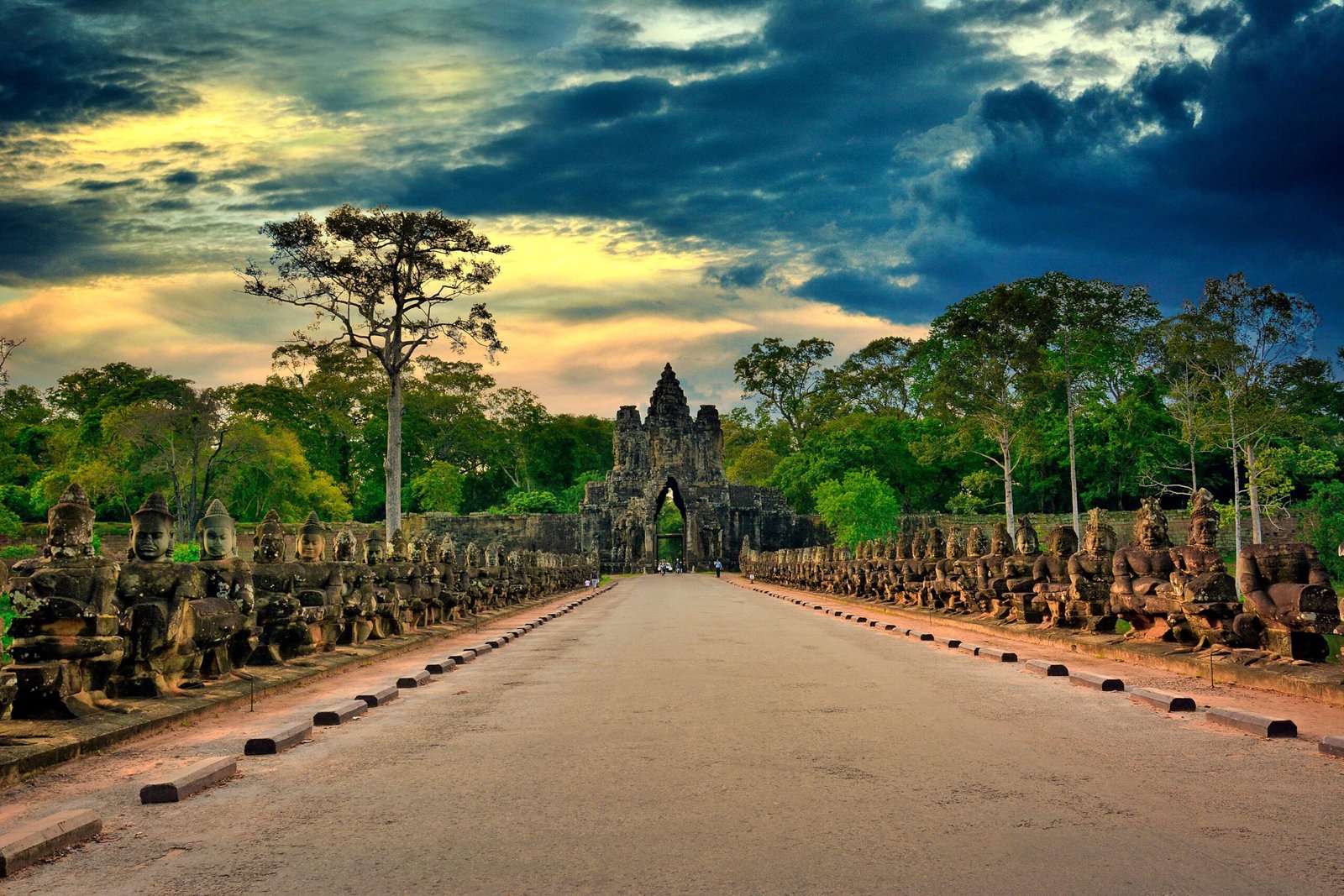 Angkot Thom gate Angkor Thom south gate day tour